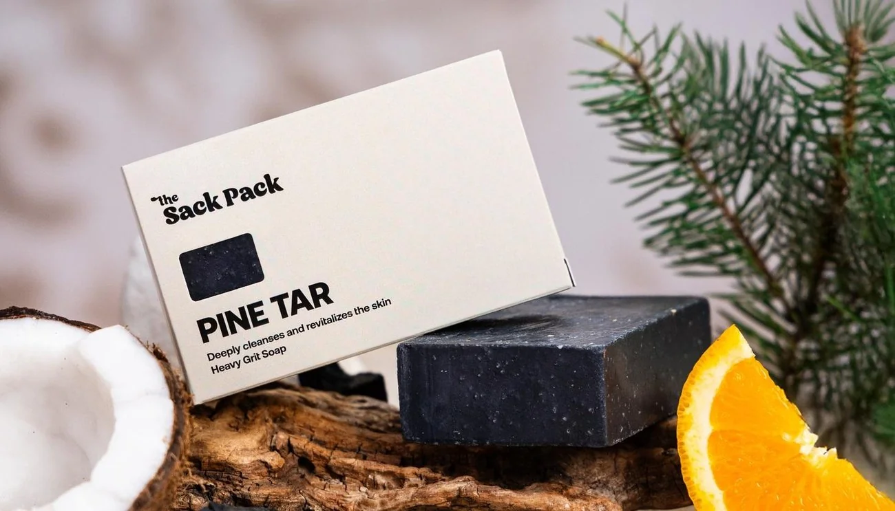 Кутия Pine Tar с черен натурален сапун, борови клонки и портокал